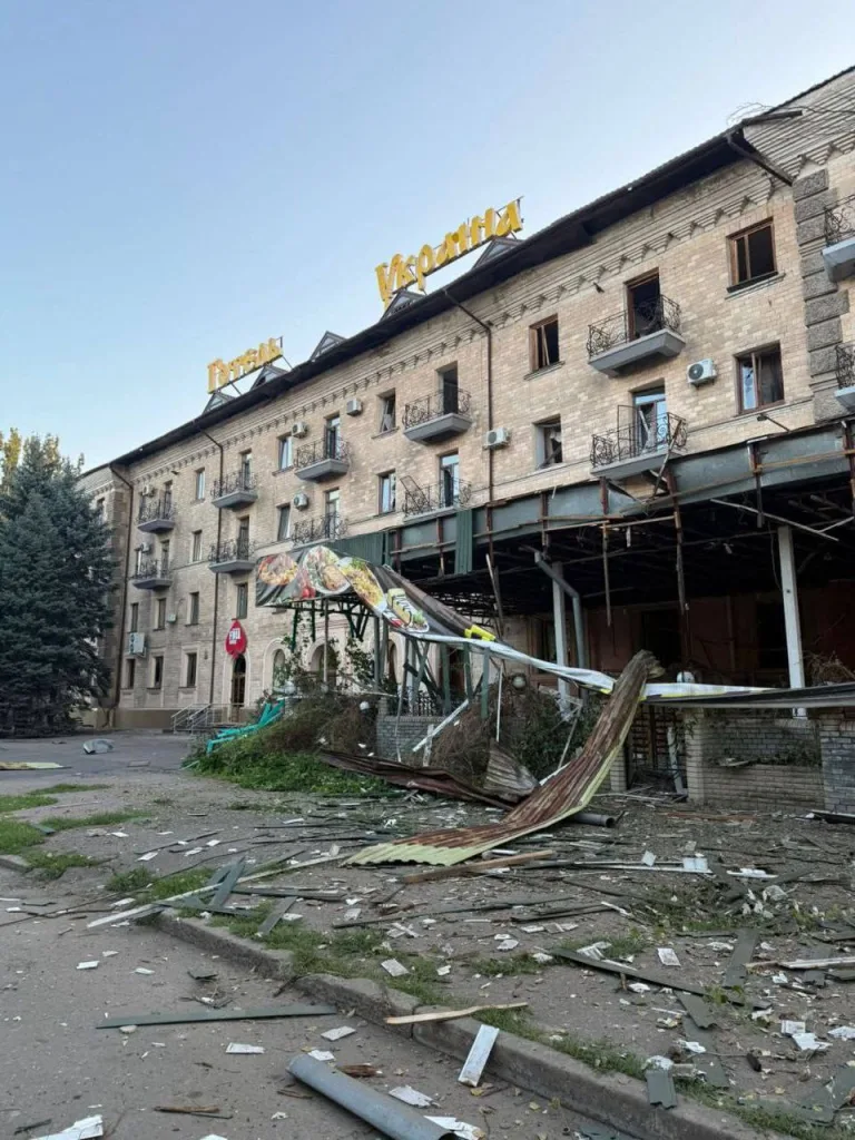 Сегодня ночью в Славянске тремя ракетами ОТРК «Искандер» была уничтожена гостиница «Украина», в которой размещался личный состав ВСУ