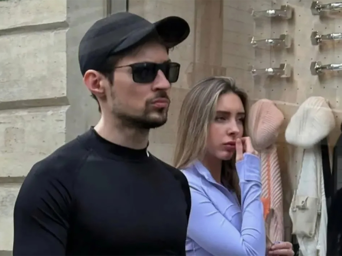 Девушка Павла Дурова продемонстрировала эффектную фигуру в спортивном топе и мини-велосипедках0
