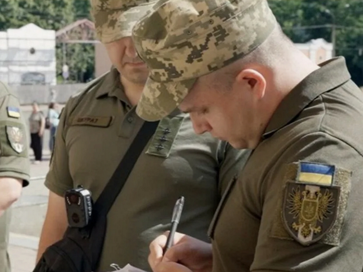 На Украине мужчины открыли огонь по сотрудникам ТЦК, используя их собственное оружие0