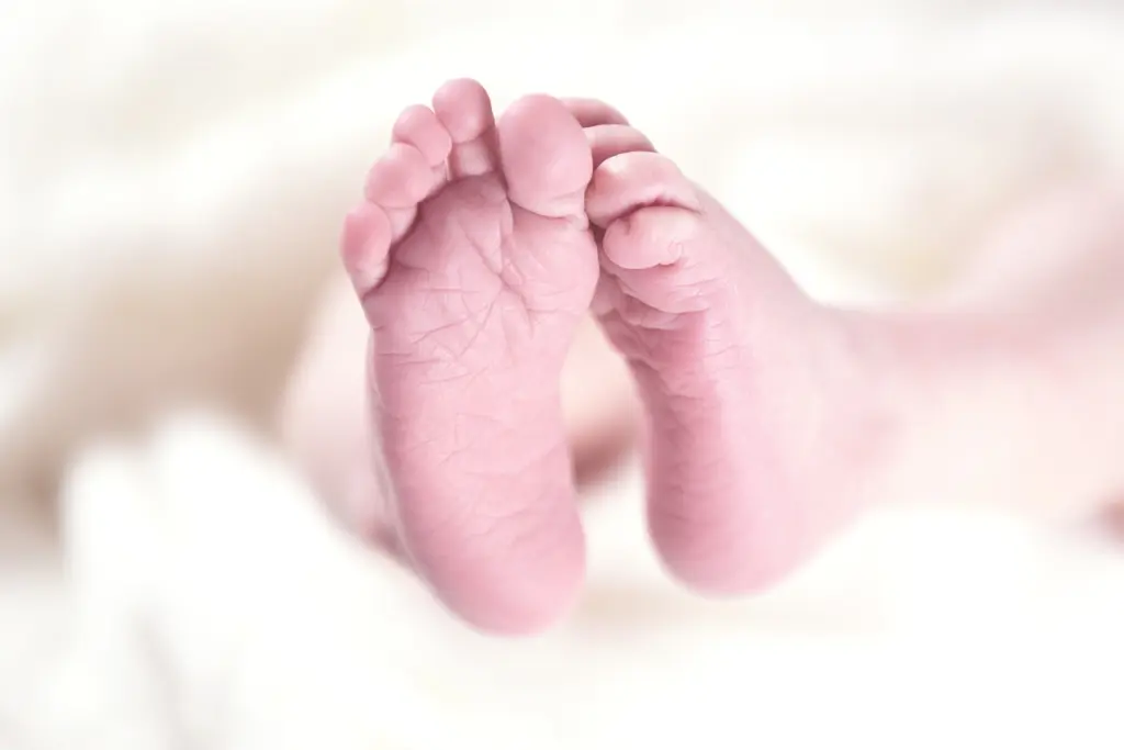 1 столовая ложка этого средства на 3 литра воды — и пятки станут гладкими, как у малыша: мой проверенный способ домашнего ухода за ногами