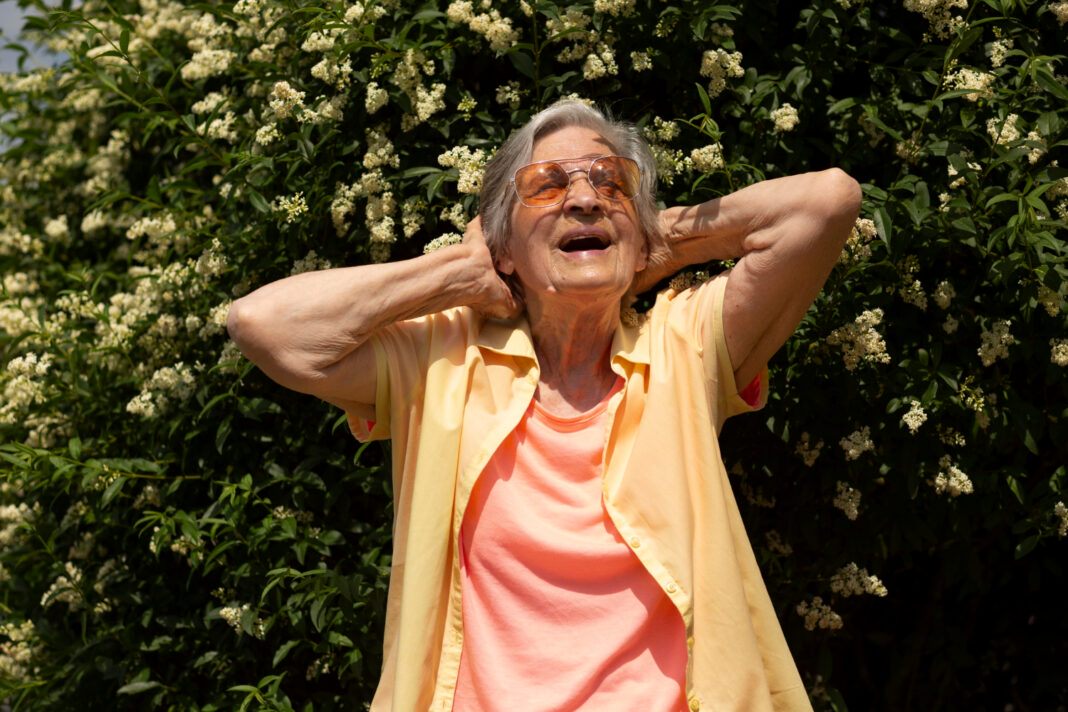 old-woman-traveling-alone-summer (1)0