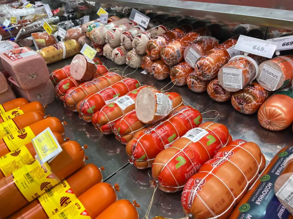 Бумажный фарш вместо мяса: Росконтроль выявил бренды колбасы, которые не стоит покупать даже со скидкой 50%