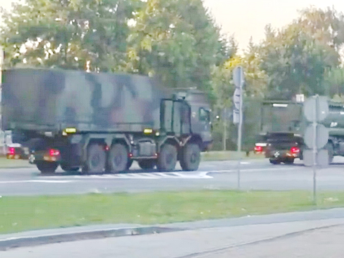 Польская военная техника направляется к границе с Беларусью после инцидента с дронами0