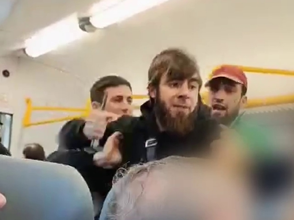 Трое бородачей с ножом напали на контролеров в электричке Подмосковья0