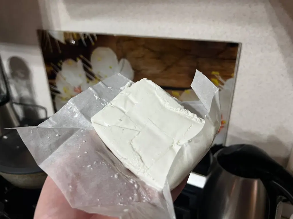 Мясной клей в твороге: эксперты Роскачества раскрыли отвратительные бренды