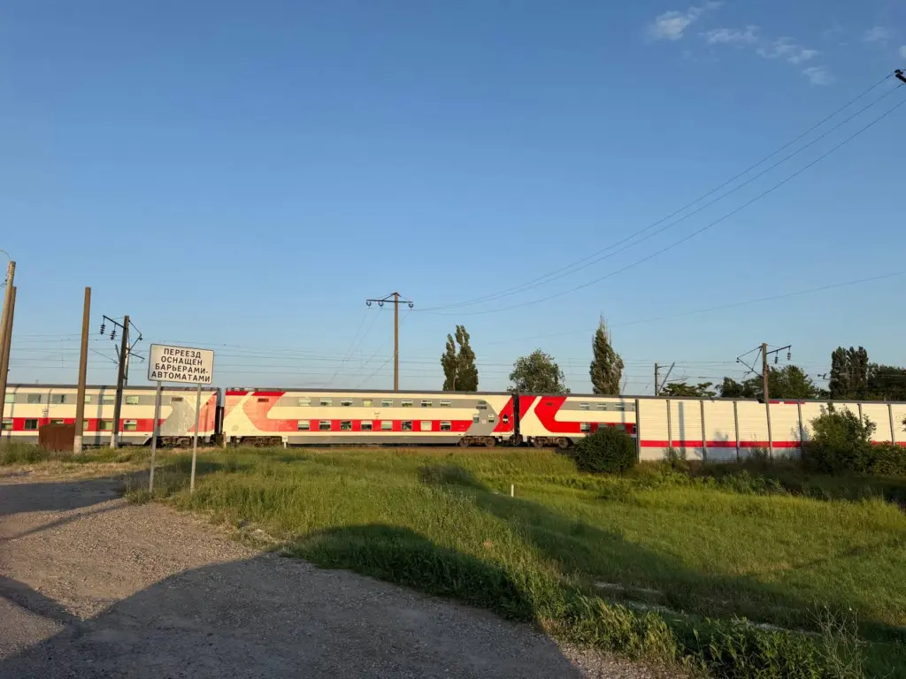 10 типов соседей в поезде, которые могут вывести из себя любого путешественника: советы по выживанию в пути