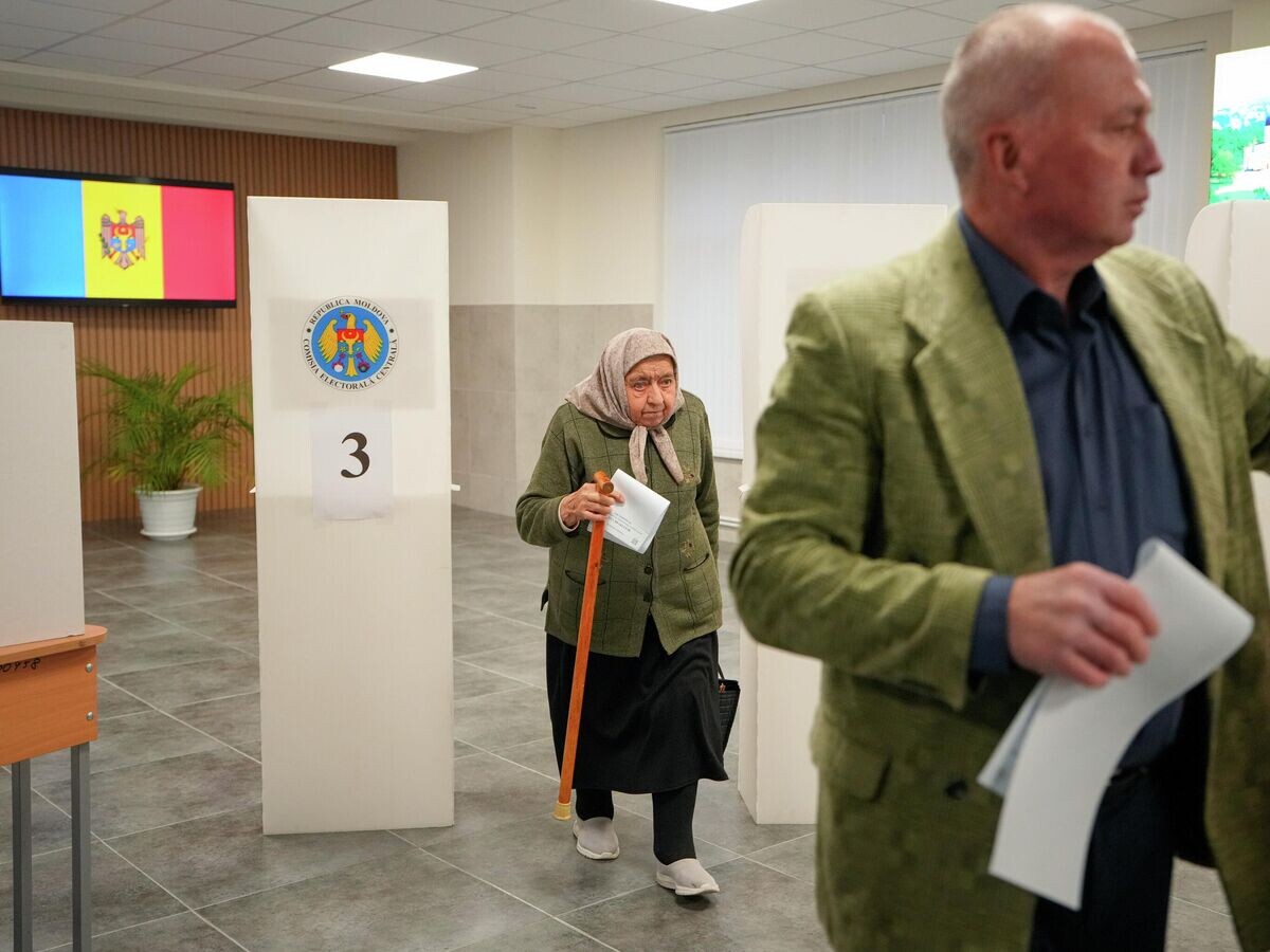 Оппозиция одержала победу на парламентских выборах в Молдавии0
