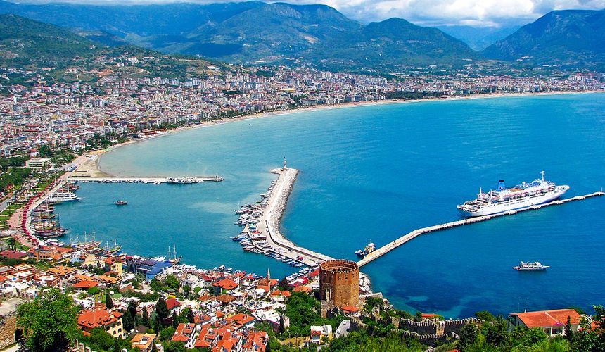 В Аланье проверяют морскую воду после жалоб туристов на опасную бактерию