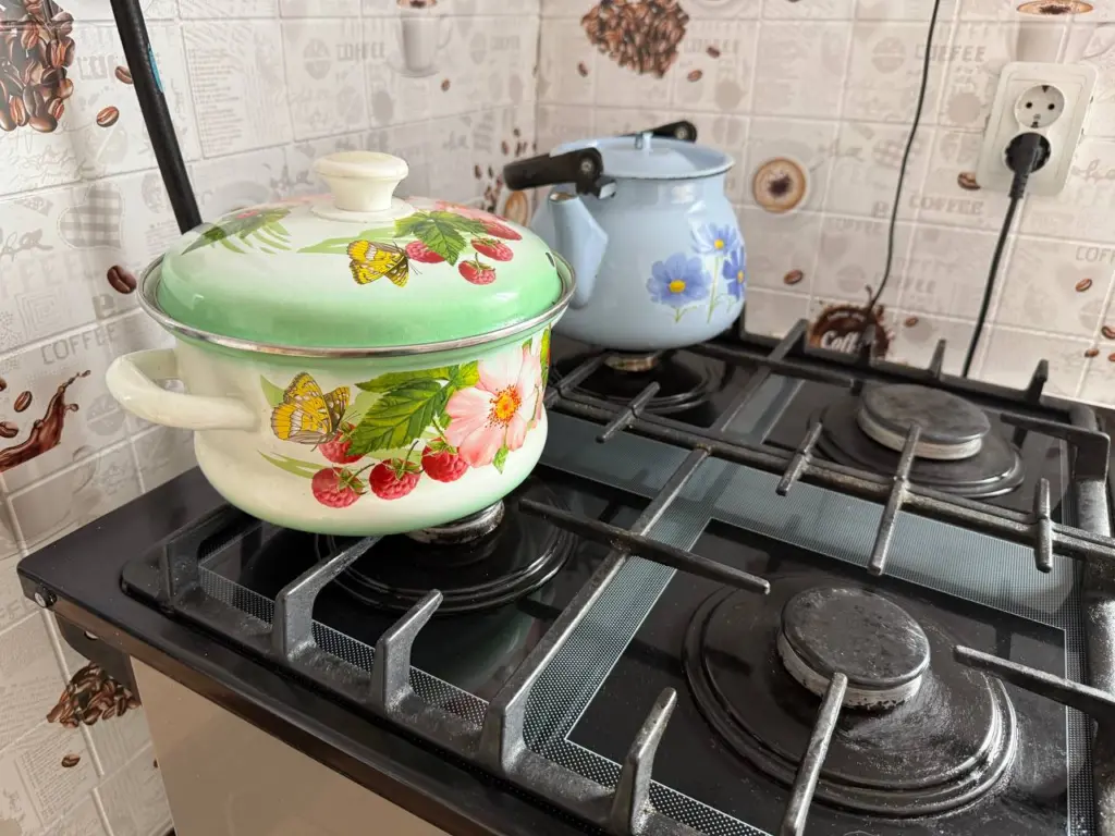 Эффективное средство для удаления жира с плит без необходимости снимать его — забудьте про соду и уксус