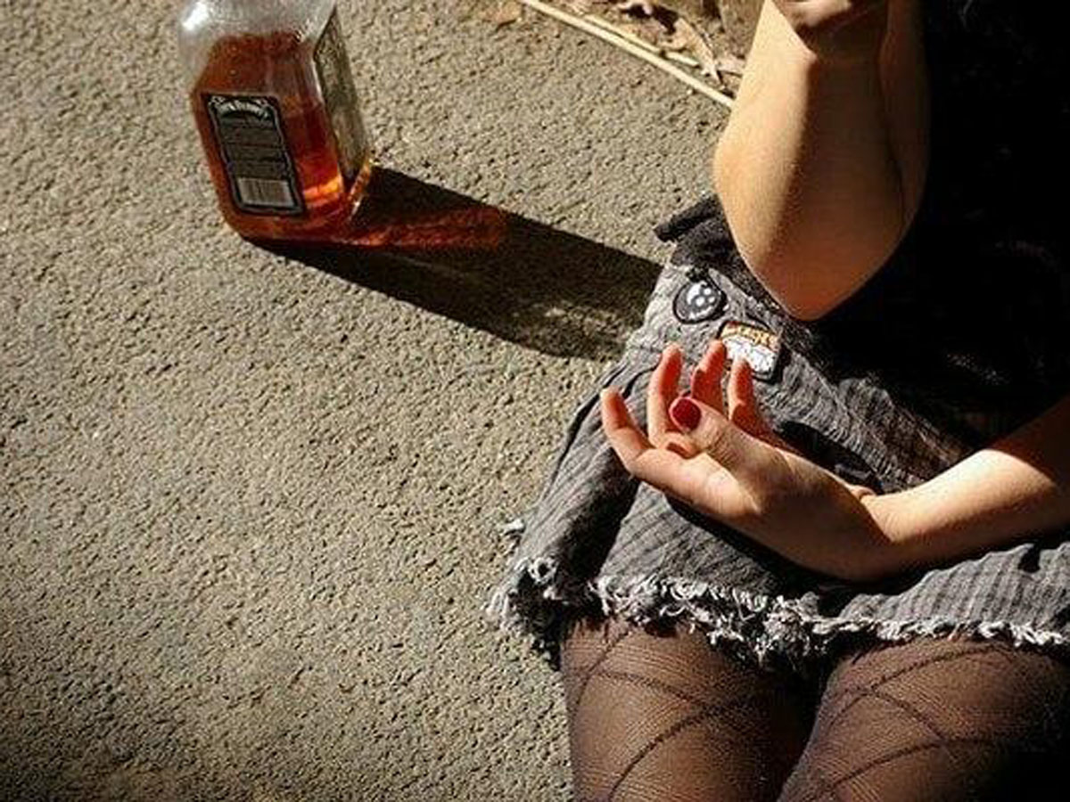 Мигрантка в Москве заставила девушку сесть на бутылку и извиниться: шокирующая история из СМИ0