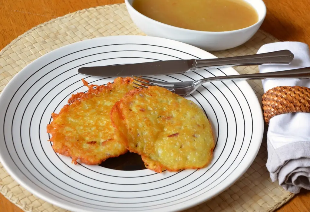 Восхитительные блюда из сезонных яблок на сковороде: простой и вкусный рецепт на сентябрь
