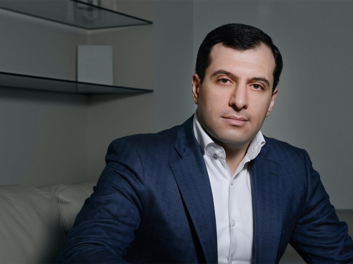 Экс-чиновник Росреестра, сбежавший из суда, укрылся в армянском консульстве в Санкт-Петербурге0