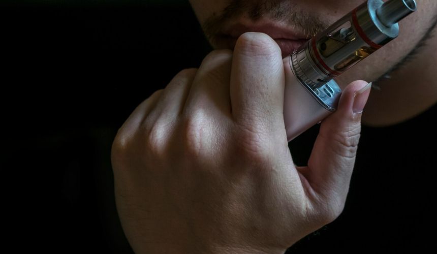 В Госдуме предложили запретить вейпы в РФ из-за пассажиров авиакомпаний