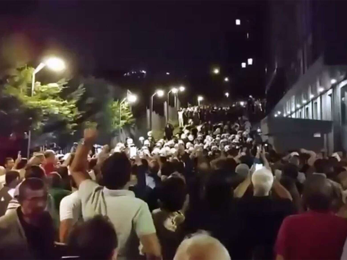 Стамбул в огне: протесты не утихают на улицах столицы Турции0