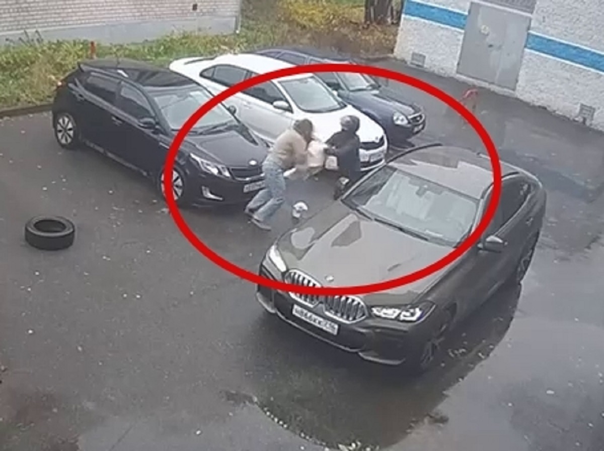 В Казани сталкер с ножом напал на жену бизнесмена, вызвав панику среди горожан0