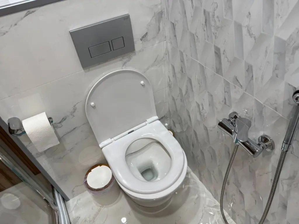 Как опытная горничная, я использую чайный пакетик для унитаза: удивительный лайфхак, который стоит попробовать