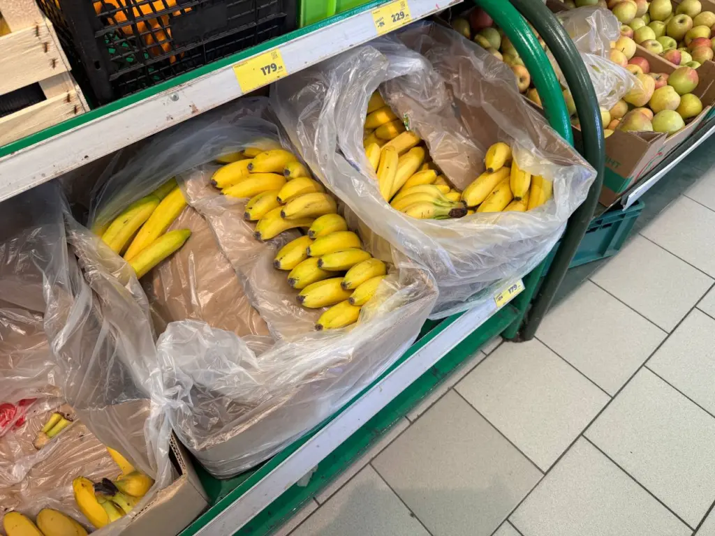 Почему сотрудники «Магнита» и «Пятерочки» забирают небольшие пакетики из ящиков с бананами