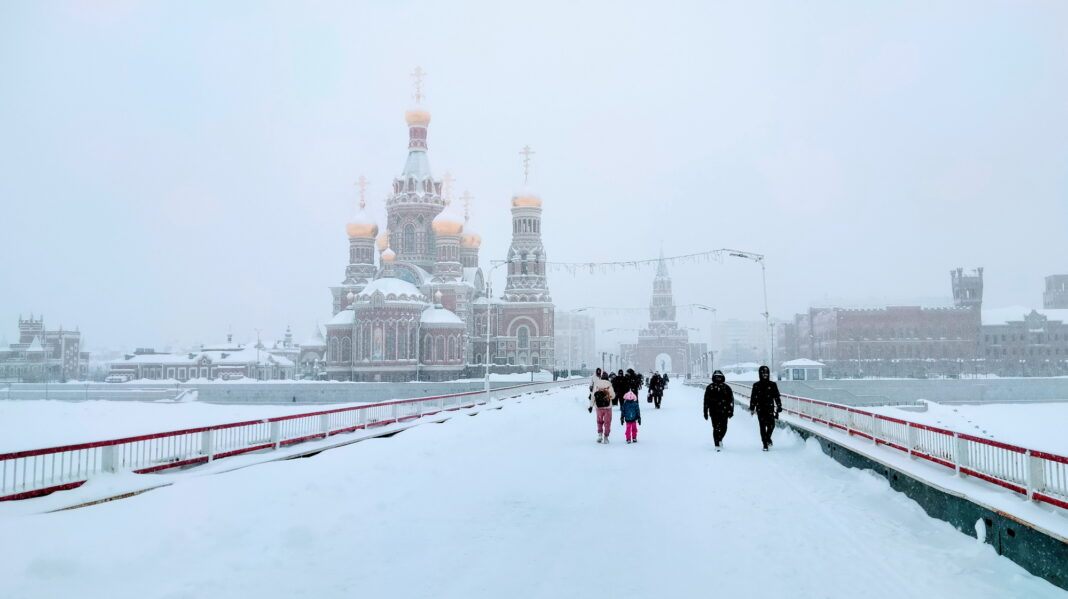 Сделал жене нескользящую подошву на зимнюю обувь из подручных средств: всего 5 минут — и готово0