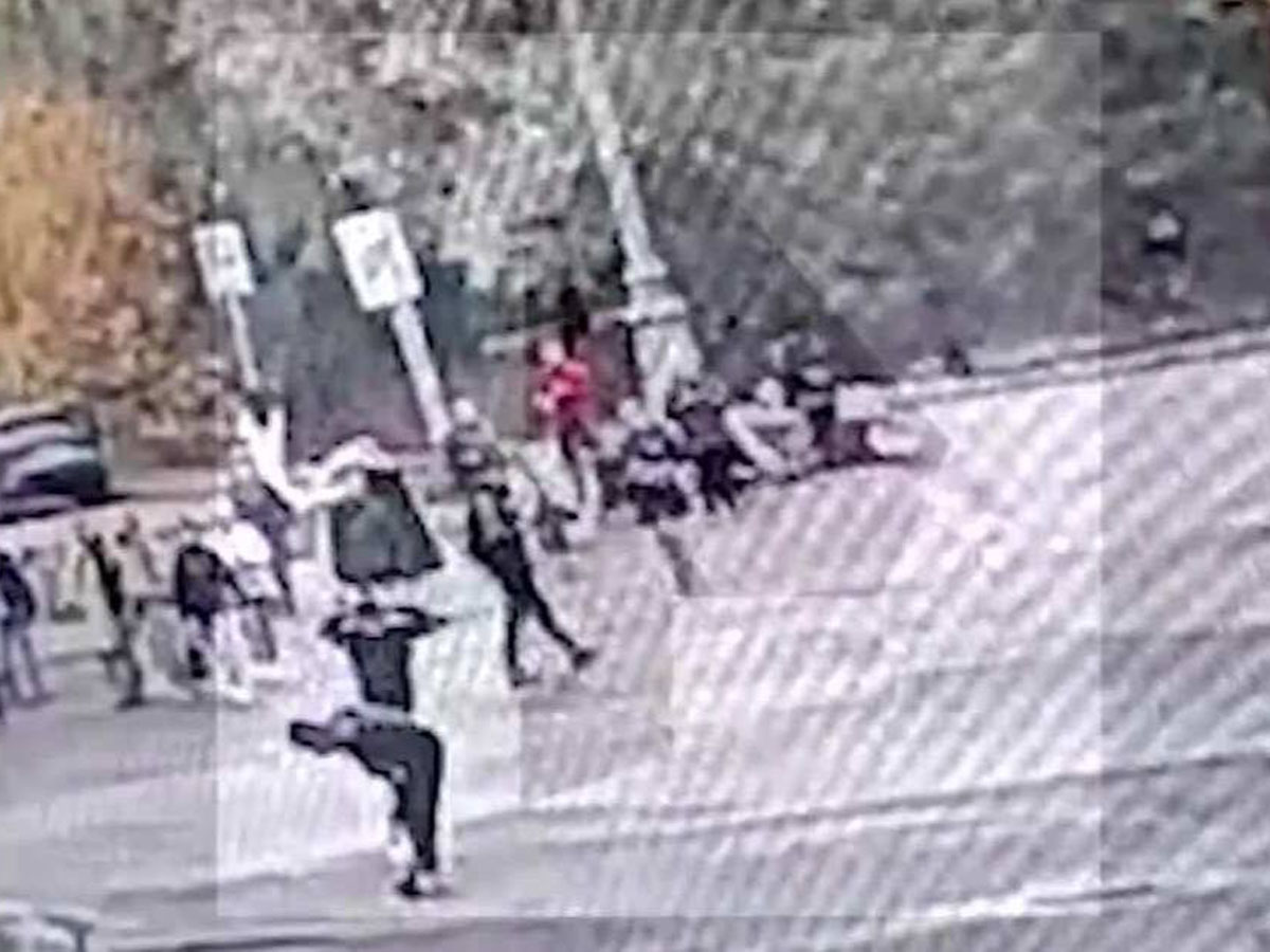 В Москве зафиксировано жестокое нападение на прохожего: шокирующее видео стало вирусным0