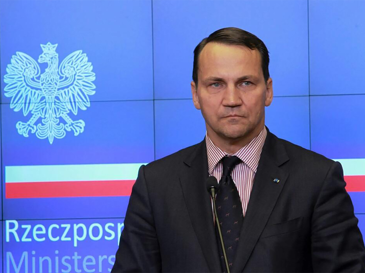 Глава МИД Польши Сикорский оказался в центре скандала из-за угроз Путину и обвинений в избирательном подходе к решениям МУС0