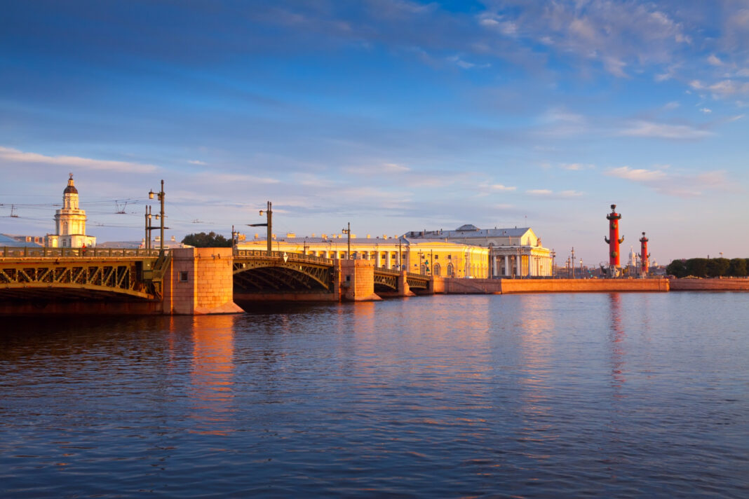 view-of-saint-petersburg-palace-bridge0