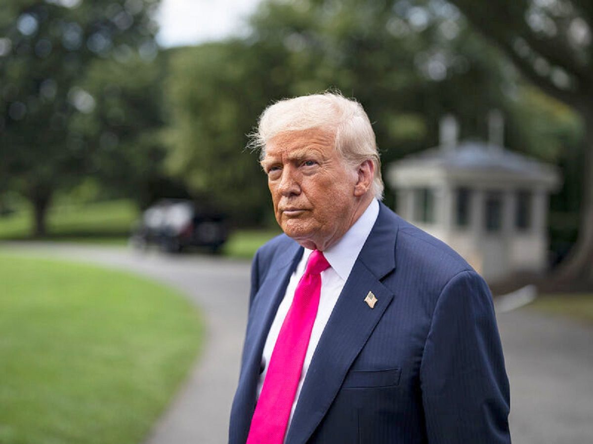 Трамп недоволен своим образом на обложке Time: "Стерли волосы и наложили маленькую корону"0