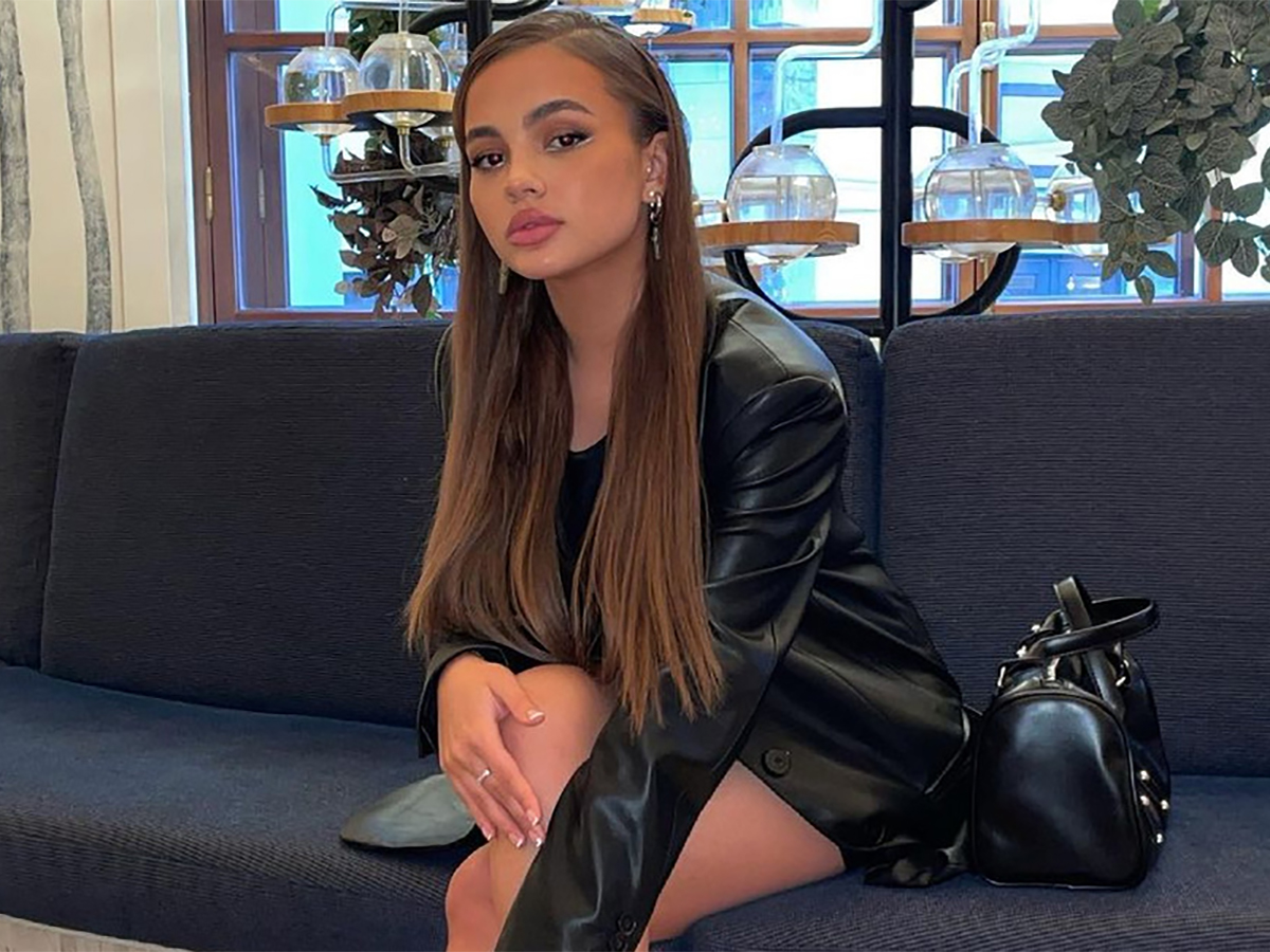 Валя Карнавал шокировала поклонников провокационной позой в микрошортах0