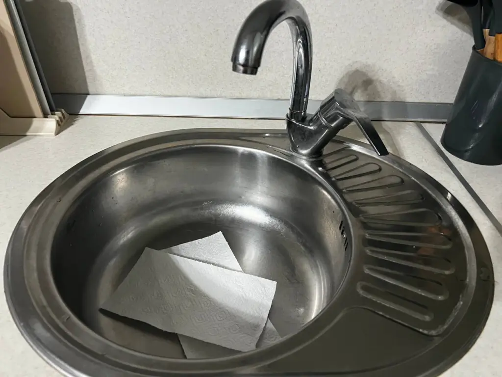 Использую подсолнечное масло в сливе раковины: как этот простой трюк выручил меня в поездке