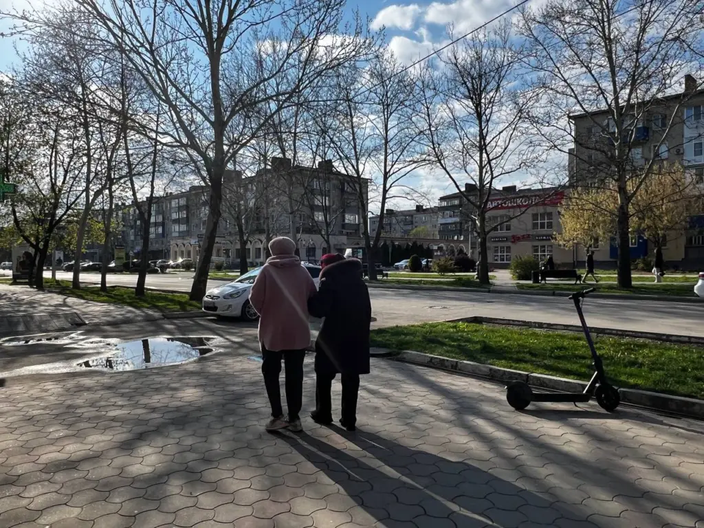 Важно прочитать мудрое стихотворение Дементьева хотя бы раз в жизни тем, кто заботится о пожилых родителях — чтобы избежать сожалений в будущем
