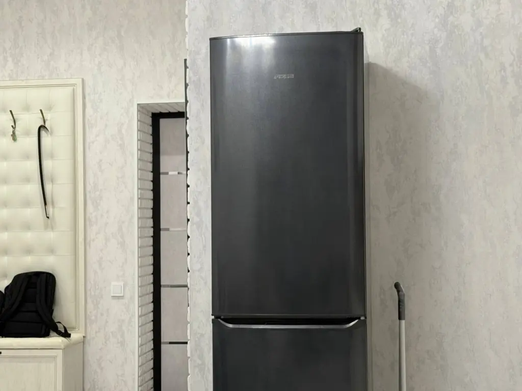 Ставлю бутылку с водой в морозильник — и расходы на электричество минимальные: удивительно, но это действительно помогает