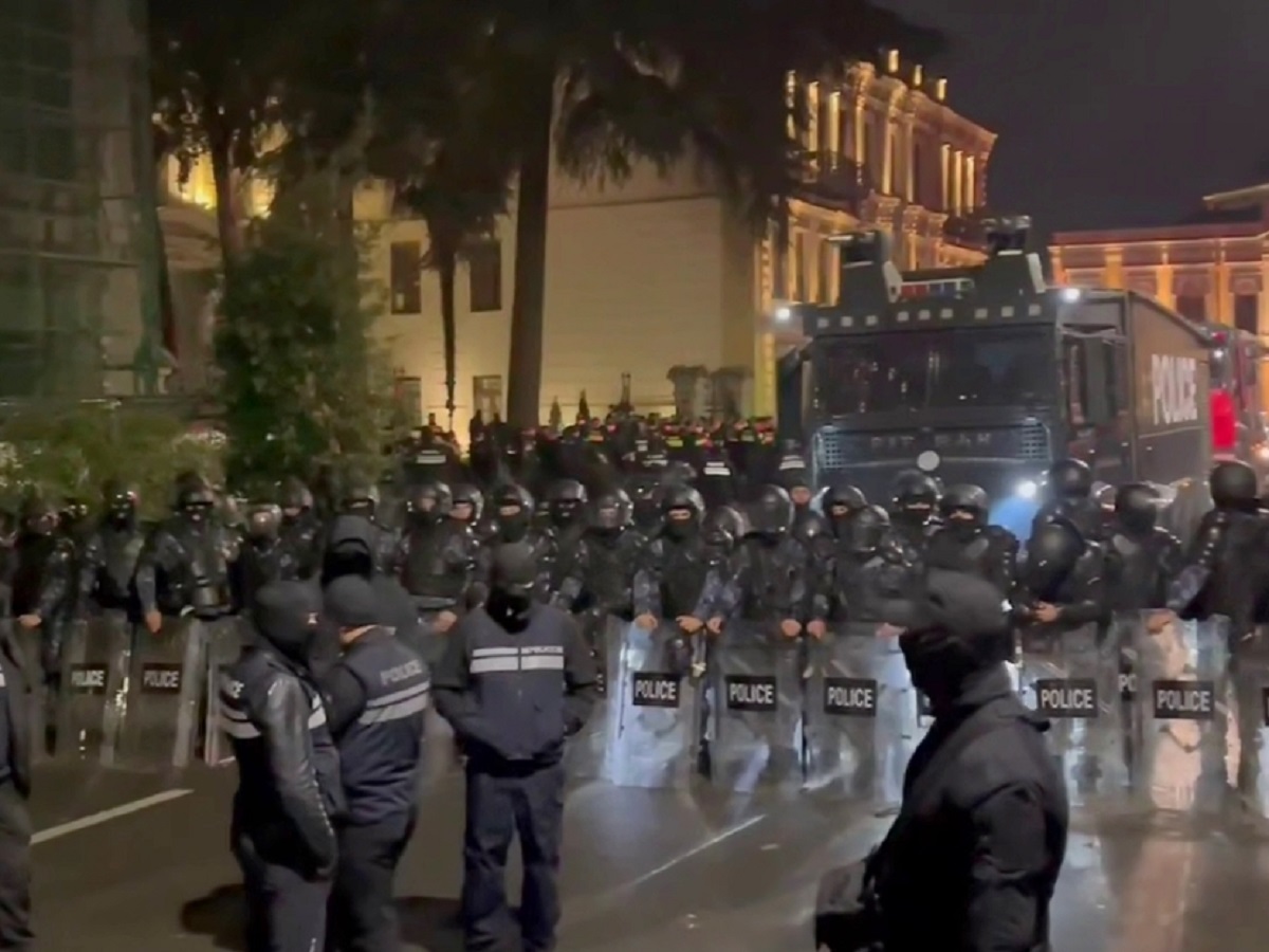 Майдан в Грузии: протестующие штурмуют дворец президента, десятки полицейских пострадали0