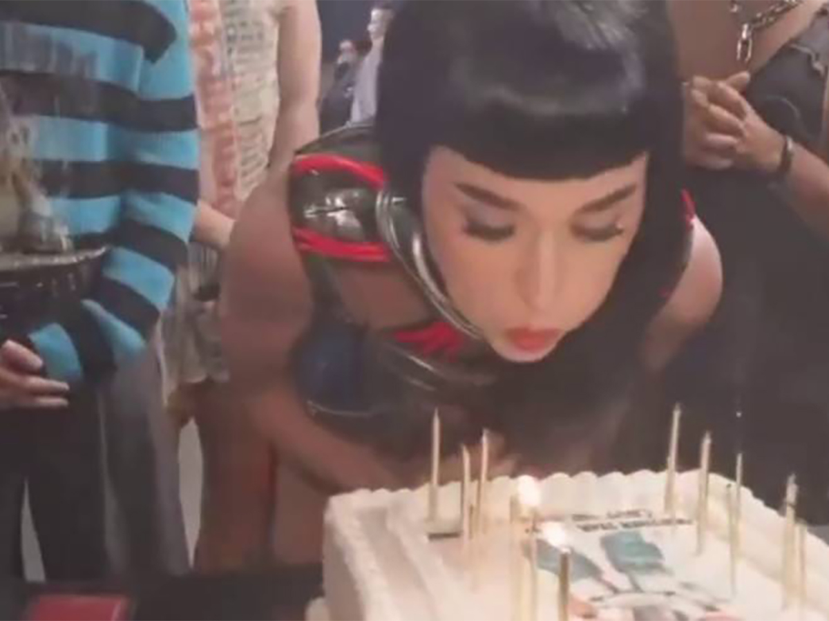 Кэти Перри устроила инцидент на концерте: торт в лицо сотруднику стадиона0