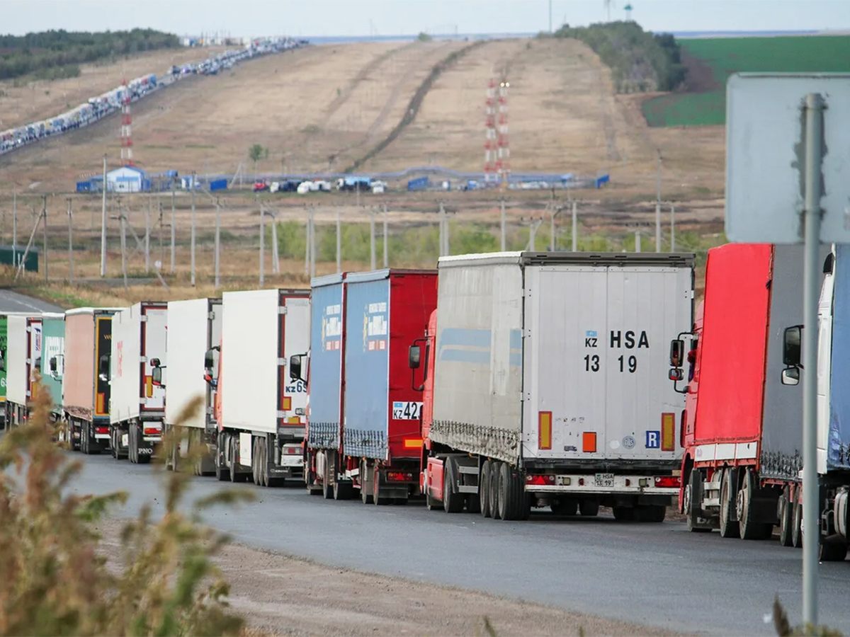 На границе России и Казахстана образовались огромные очереди с грузами из Китая0