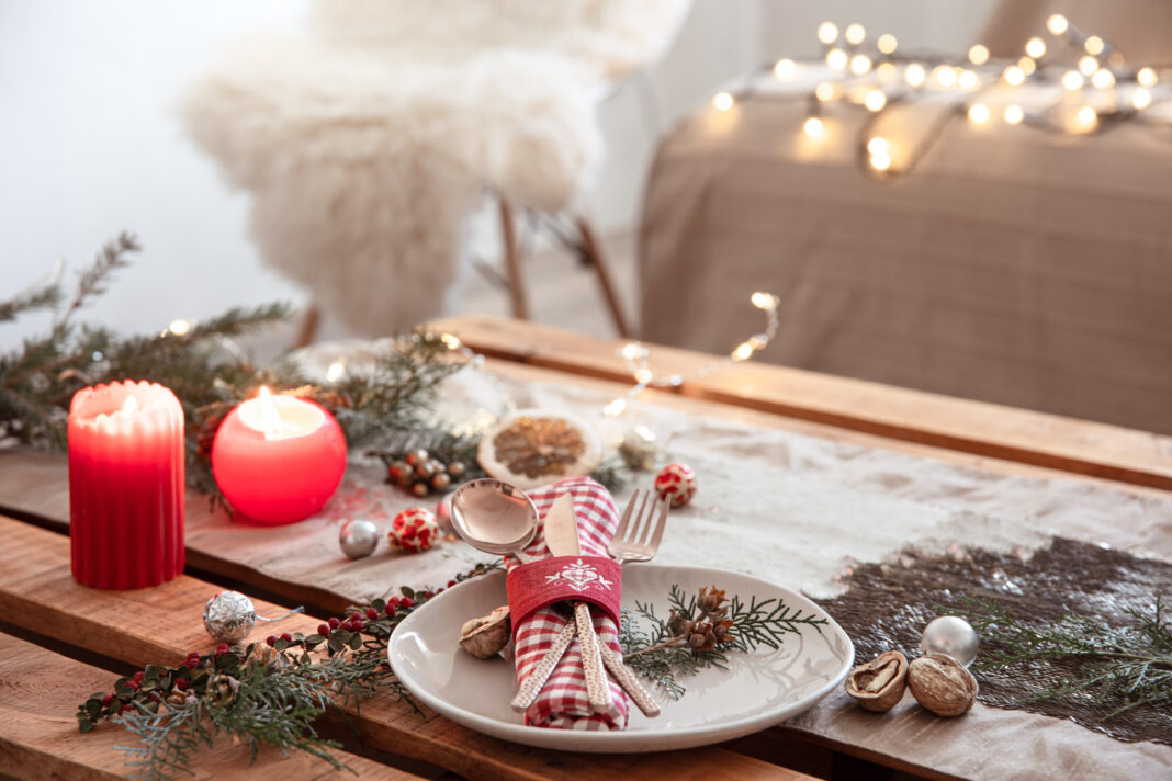 table-setting-for-a-festive-christmas-dinner0