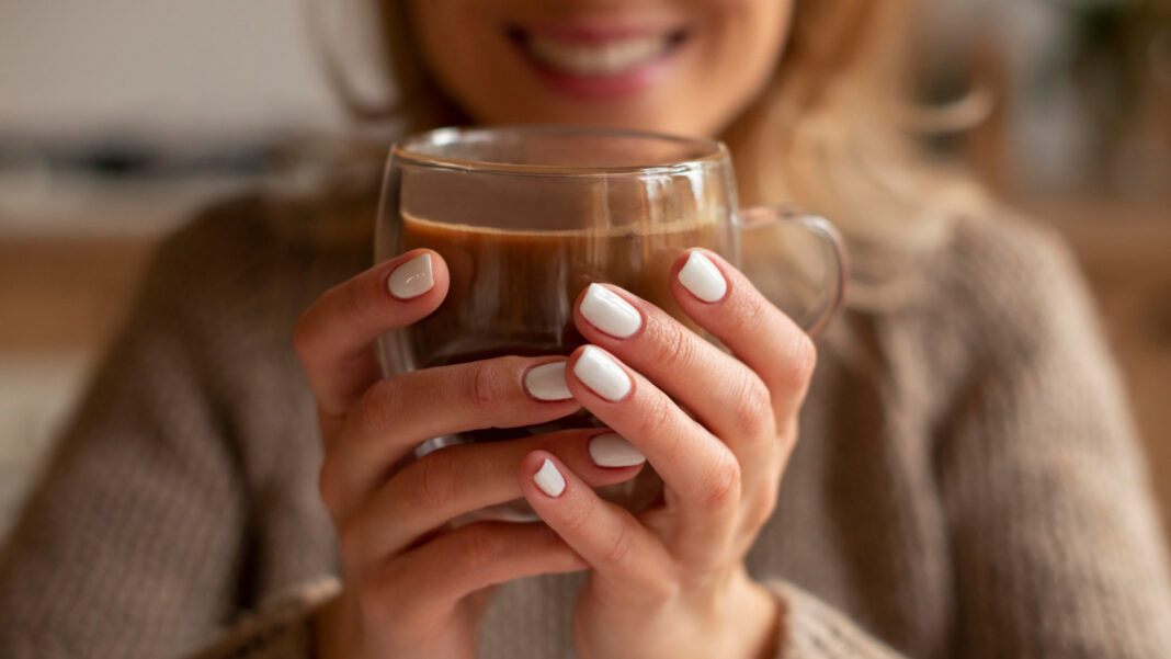 closeup-blurry-woman-holding-drink0