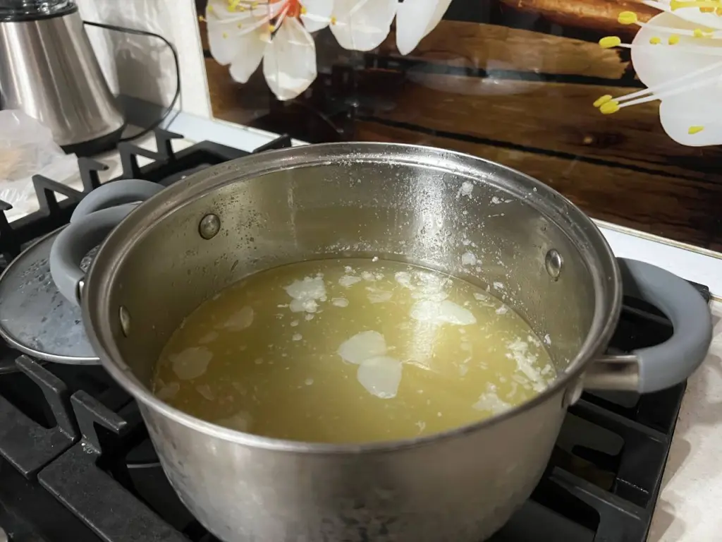 Ингредиент, который ухудшает вкус куриного бульона: его добавляет каждый второй – чем можно легко заменить