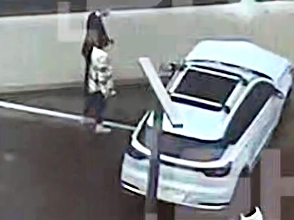 Иномарка врезалась в торговый центр в Новой Москве: подробности происшествия0