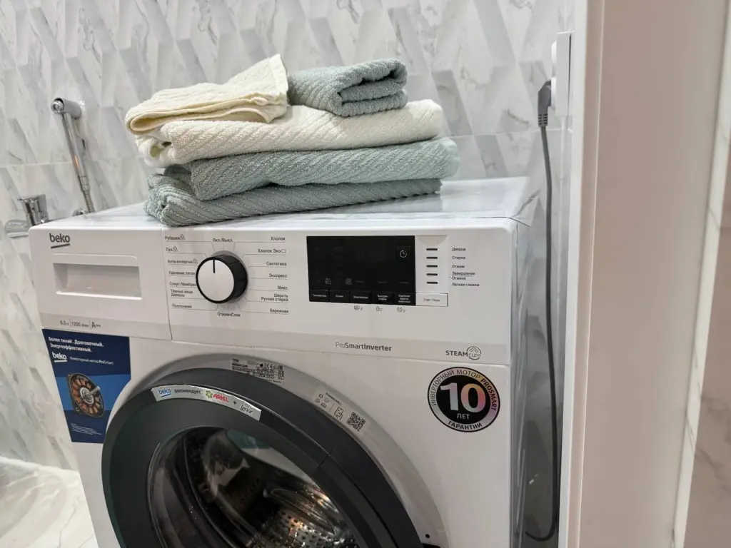Одна ложка в стиральную машину: старые “деревянные” полотенца вновь станут мягкими и махровыми — секрет опытных горничных
