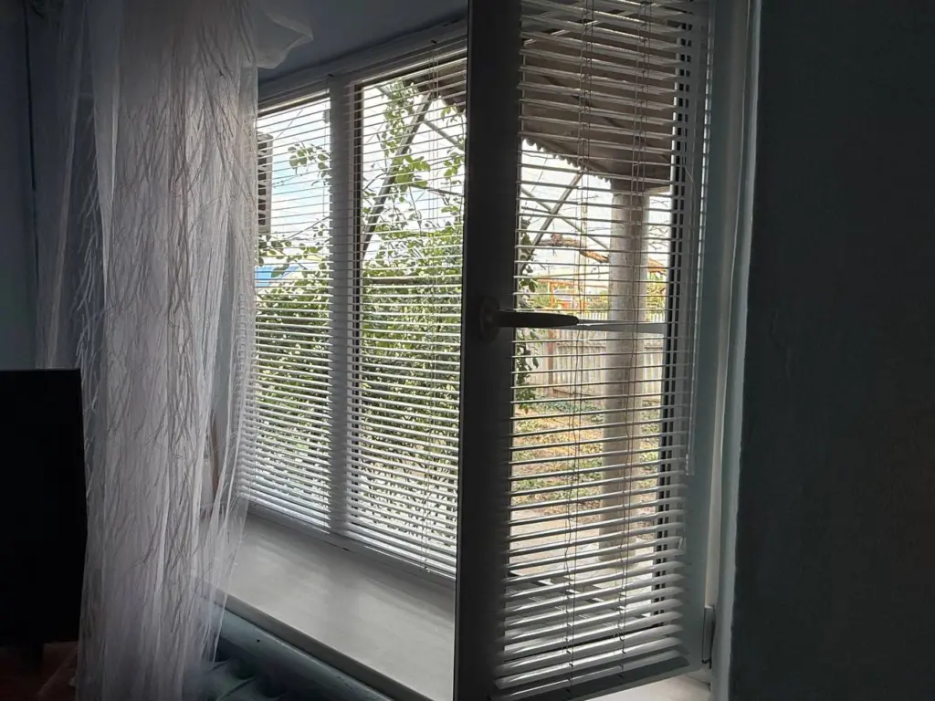 На окна больше ничего не приклеиваю: использовала простой способ — в квартире комфортно даже при -40