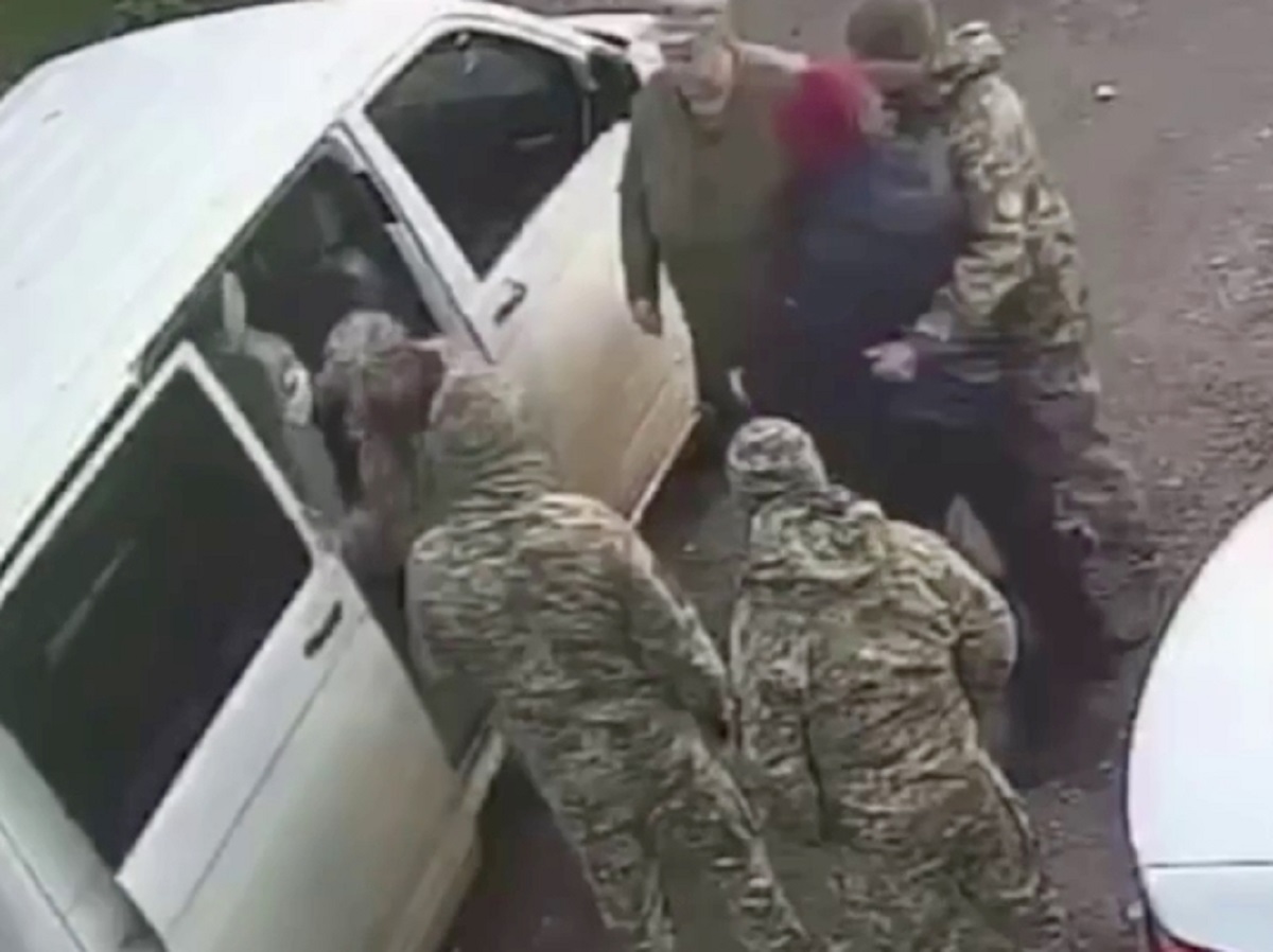 Тысячи украинцев покидают страну, спасаясь от мобилизации и опасности0