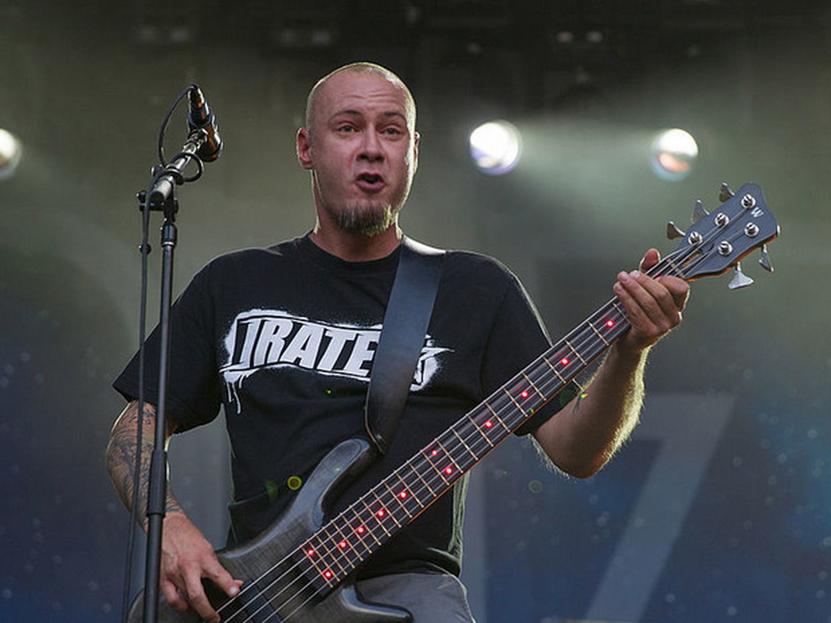 Умер основатель и бас-гитарист Limp Bizkit Сэм Риверс0