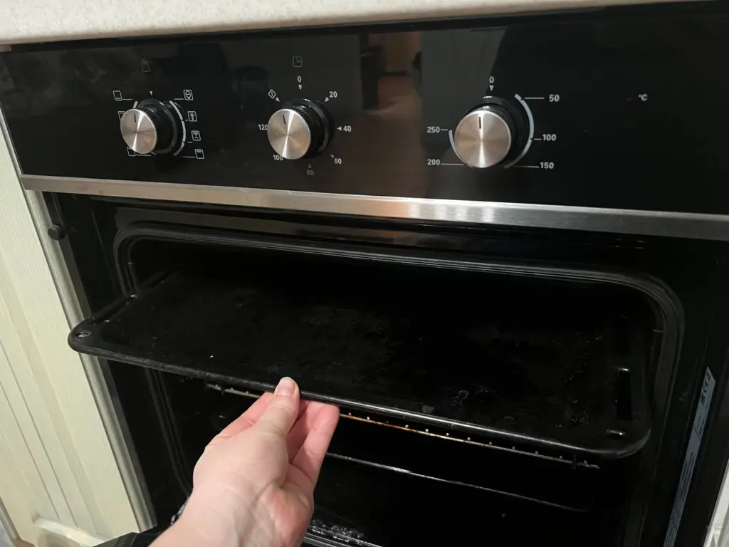 Два предмета на противне — и ваша духовка снова как новая: никаких следов от жира и нагара