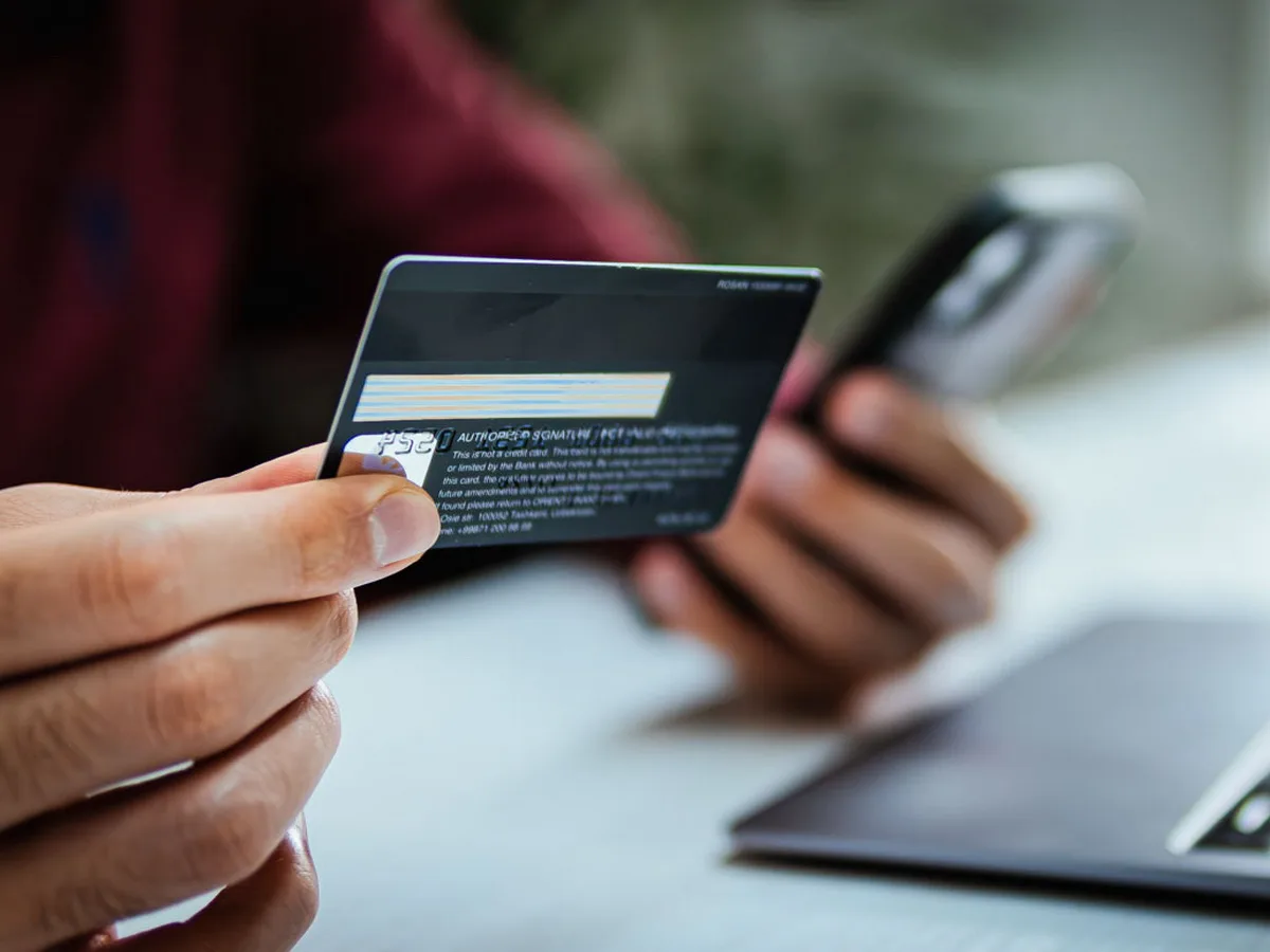 С 1 ноября россиян ждет автоматическое списывание 10 000 рублей с банковских карт0