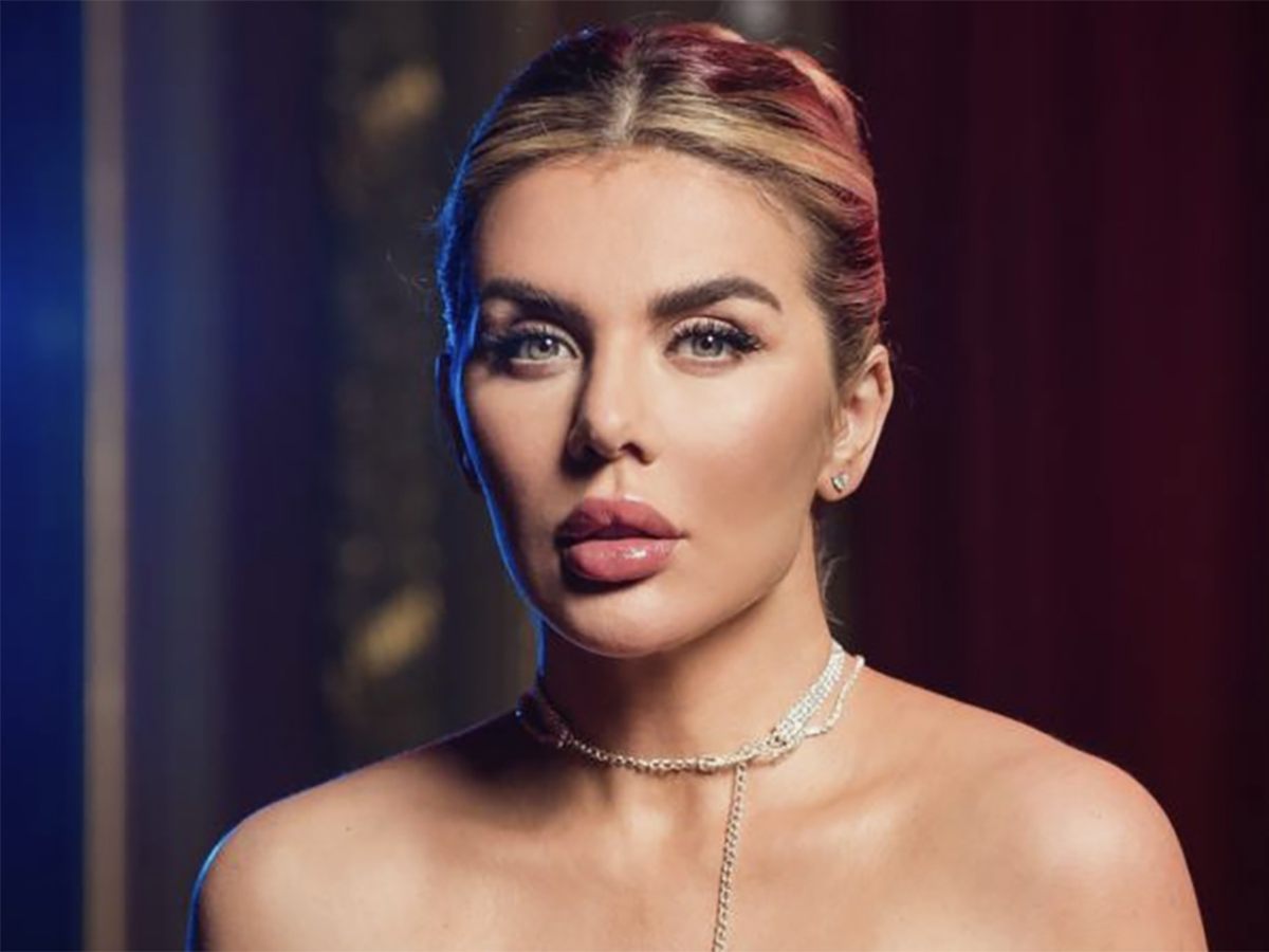 Анна Седокова удивила поклонников смелым образом в платье с глубоким декольте0