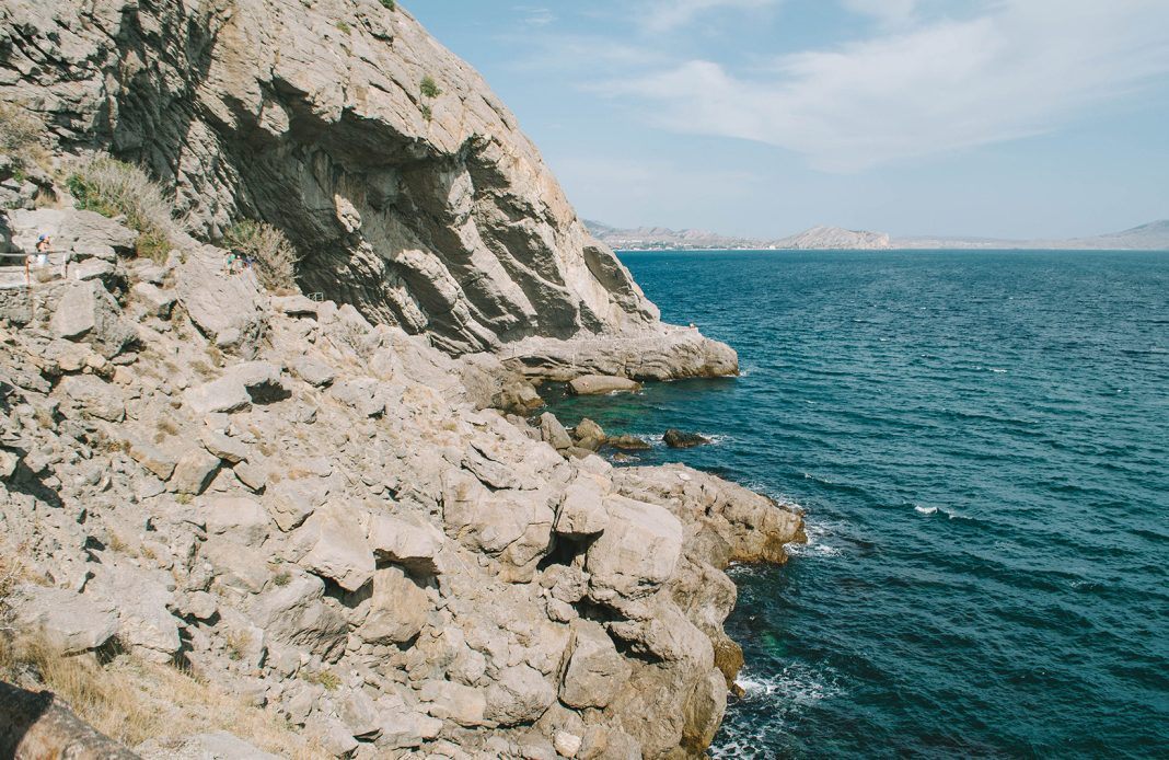 Идет рекордный турпоток: туристы поехали в Крым и пожаловались на сервис0