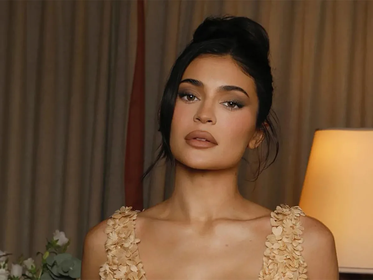 Кайли Дженнер удивила поклонников фото в мини-юбке, созданной из блесков для губ0