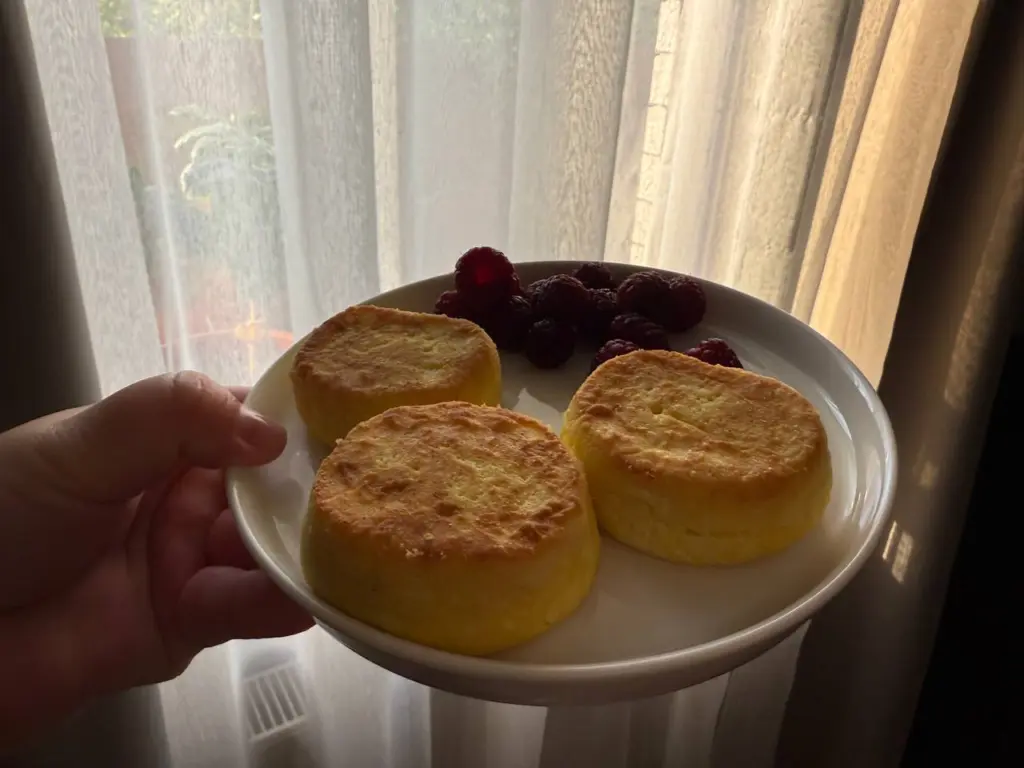 Готовлю сырники из творога, банана и овсянки — легкое блюдо без муки, которое утолит голод до обеда