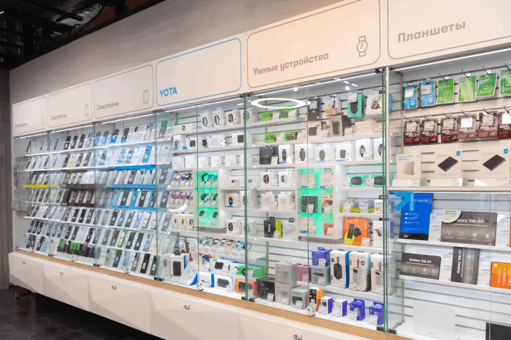 Жители Новосибирска поделились мнением о новом iPhone оранжевого цвета