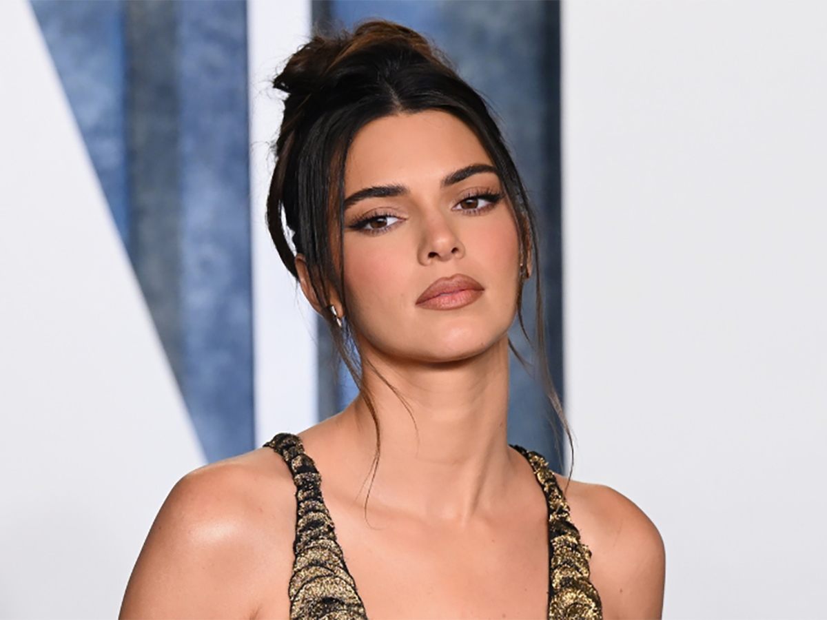 Кендалл Дженнер удивила поклонников откровенным фото в боди без штанов0