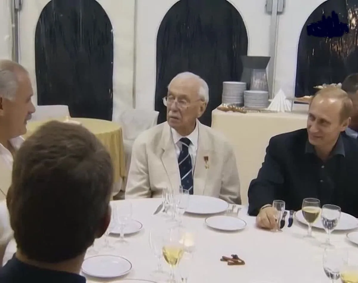 Путин поделился курьезом с шампанским на дне рождения Никиты Михалкова0